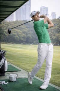 Pria memakai baju golf dry-fit
