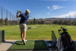 Golfer sedang bermain di driving range